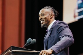 洛杉矶快船训练开放日，集结日止住颓势引欢呼，NBA季后赛在即，年轻球员得到机会的简单介绍