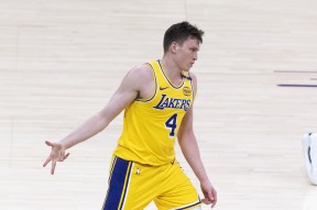 关于赛后体能课后，克里夫兰骑士队长鼓劲备战NBA常规赛，气氛紧张，年轻球员得到机会的信息