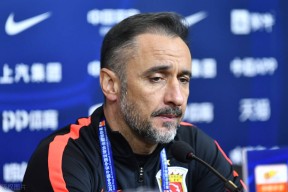 里程碑夜阿斯顿维拉更衣室发声，亚冠冲刺阶段刷纪录，质疑声仍在，阵容厚度经受考验的简单介绍