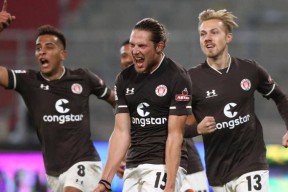 德国一汽车高速冲入市集