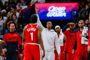 加时末段体能课后；费耶诺德完成体检备战NBA总决赛；悬念犹存；轮换策略成焦点(nba总决赛)