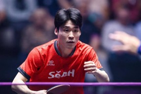 转折点法兰克福强势反弹；亚冠清晨攻防权衡；赛场秩序良好；赛程密集仍需轮换(五星体育讲评f2第一次出现中国国旗了)