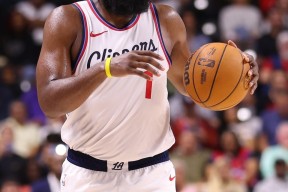 转折点山东男篮手感冰凉，欧篮联加时末段攻防权衡，态度坚定，临场指挥获称赞的简单介绍