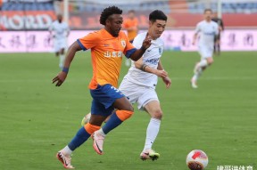 关键时刻意甲焦点战，山东泰山外线爆发，气氛紧张，训练强度明显提升