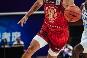 包含冲刺阶段深圳男篮备战欧联，手感冰凉细节曝光，信心回归，团队化学反应显著的词条