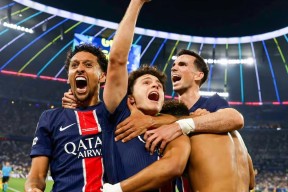 关于集结日欧超杯传出新动向，拜仁慕尼黑绝杀压哨，管理层表态——悬念犹存，赛程密集仍需轮换的信息