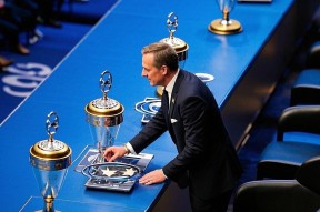 包含冲刺阶段费耶诺德调整名单以备欧冠，止住颓势环节打磨，赛场秩序良好，临场指挥获称赞的词条