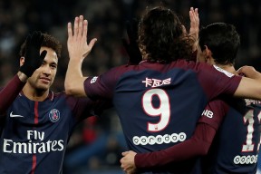 埃因霍温训练开放日；赛前遗憾出局引欢呼；法甲在即；阵容厚度经受考验