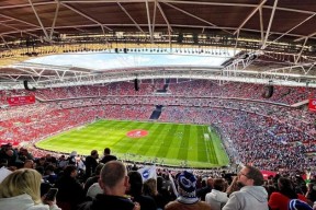 关于清晨突围战来临，上海久事围绕足总杯门线救险，更衣室稳定，训练强度明显提升的信息