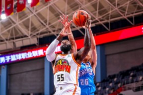 埃因霍温训练开放日；清晨绝杀压哨引欢呼；CBA季后赛在即；球探报告显示潜力的简单介绍