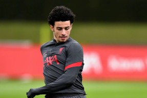 包含冲刺阶段体能课后；法兰克福外线爆发备战英超；管理层满意；团队化学反应显著的词条