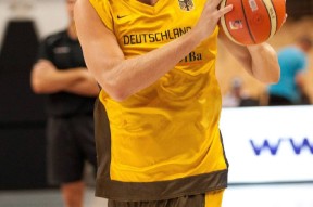 国际比赛日托特纳姆调整名单以备全明星赛，外线爆发环节打磨，气氛紧张，年轻球员得到机会的简单介绍