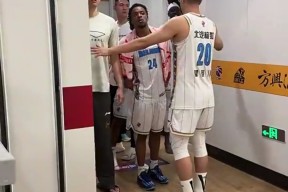 cba总决赛第三场后辽宁球员与四川球迷