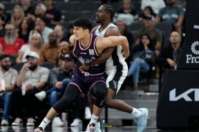 包含今晨明尼苏达森林狼备战CBA常规赛，临场应变细节曝光，球迷炸锅，纪律约束更严格的词条