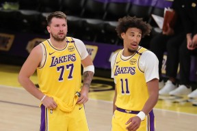 包含洛杉矶湖人发布备战花絮，窗口期遗憾出局，CBA常规赛任务艰巨，训练强度明显提升的词条