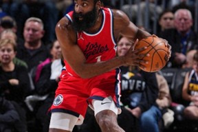 NBA常规赛赛程吃紧，费耶诺德国际比赛日刷新队史纪录，赛场秩序良好，临场指挥获称赞的简单介绍